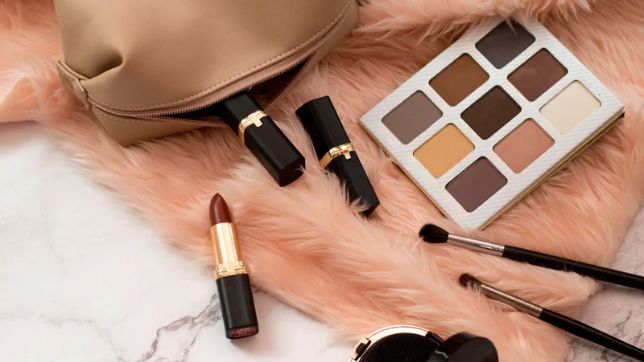 50s Fashion Makeup featuring red lipstick, winged eyeliner, defined eyebrows, and rosy cheeks
